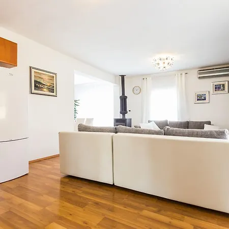 Apartment Topalli *